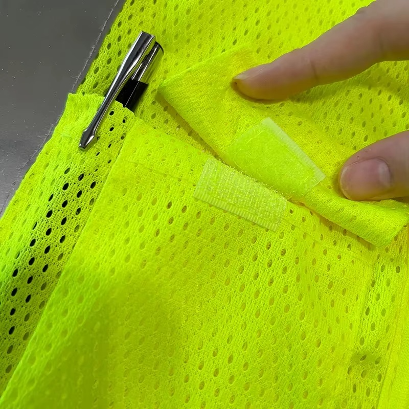 Gilet de sécurité reflux en maille haute visibilité multi-poches fermeture zippée 100% polyester respirante